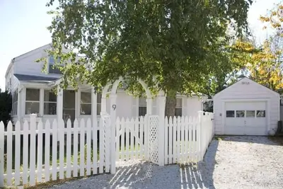 Image de Cloud 9, joli bungalow de plage sur les rives de Saugatuck