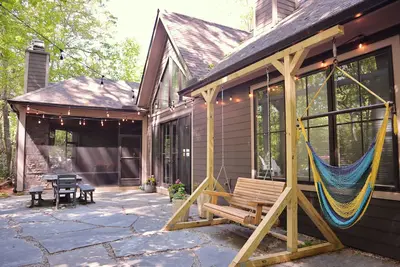 Image de Maison ouverte et lumineuse, joliment décorée - à seulement 4 minutes de la rue principale