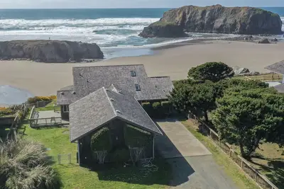 Image de Trois niveaux. Une vue imprenable sur l'océan. À quelques pas de la plage.