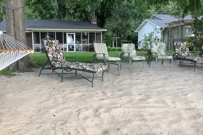 Image de Profitez de Lake Waccamaw dans un cadre cosy étapes de chalets du lac.