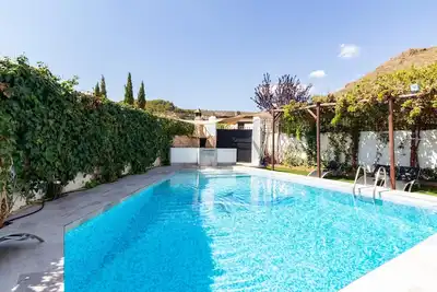 Image de Belle maison avec piscine, terrasse et barbecue.