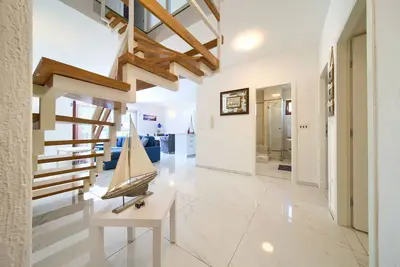 Oasis en bord de mer sur l'île de Krk, Njivice Gem, appartement de 150 m² avec accès à la plage privée