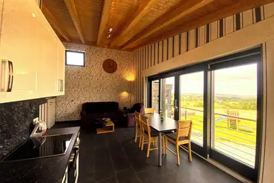 Image de Appartement calme dans un immeuble neuf moderne avec une vue unique