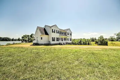 Image de Nouveau! Waterfront Montross Home w / bateau privé Slip!