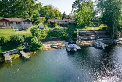 Image de Paw Paw Lake Paradise - idéal pour les grands groupes. Au bord du lac