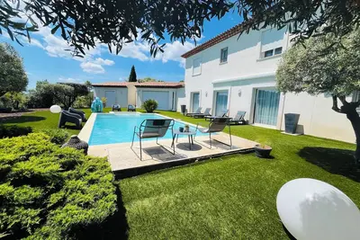 Image de Villa de standing avec de belles prestations. Environnement reposant et agréable