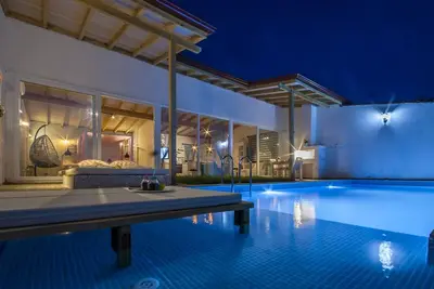 Image de Nouvelle villa de lune de miel contemporaine élégante avec piscine et vues totalement privées