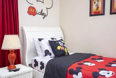 Image de Maison de ville confortable, unité d'extrémité, à quelques minutes de Disney, à Emerald Island Resort.