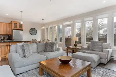 Image de Marchez jusqu'à la télécabine, casier à ski gratuit sur les pentes, bains à remous, vues spectaculaires