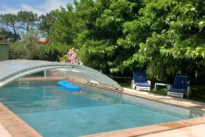 Image de Villa à 5 minutes à \npied des plages, piscine chauffée, proche forêt de pins. . .