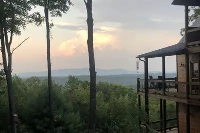 Image de Regardez le match depuis le sommet de la montagne Sunrock à Blue Ridge!
