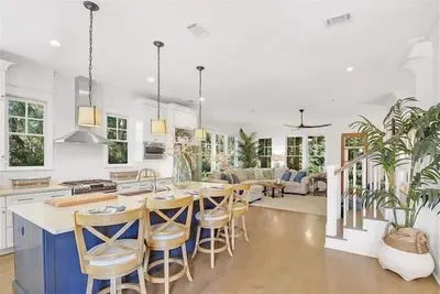 Image de Ocean Oaks cottage 6 \"Ospo Bungalow\" est situé dans le nouveau développement de Jekyll.