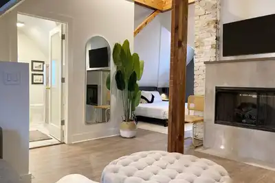 Image de Superbe maison victorienne de designer rénovée avec de beaux détails d'époque