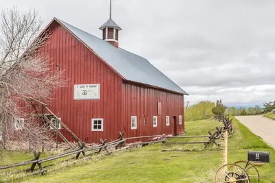 Image de T-Lazy-B Ranch - Une expérience de chalet rustique Montana sur les rives de Jack Creek