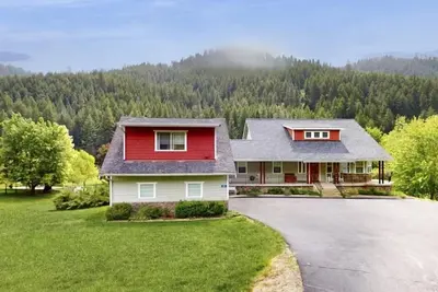 Maison calme et spacieuse avec wrap autour du pont, vue sur la montagne et sentier au bord du ruisseau!