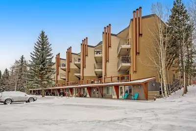 Image de Cozy condo vue sur la montagne w / patio - sur la route de bus, idéal pour le ski / canotage!