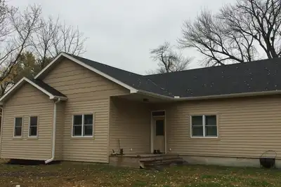 Image de Maison de ranch dans un quartier calme Accès facile à la nourriture et aux boissons locales.