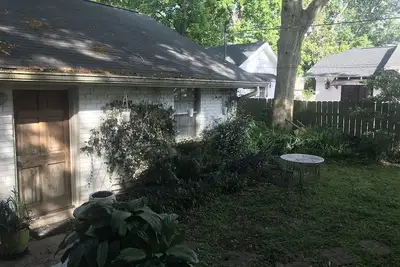 Image de 2br maison près du centre-ville et Ul. Rue charmante!