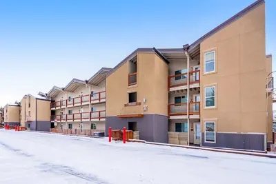 Image de Condo confortable avec vue sur la montagne, balcon privé et foyer au bois