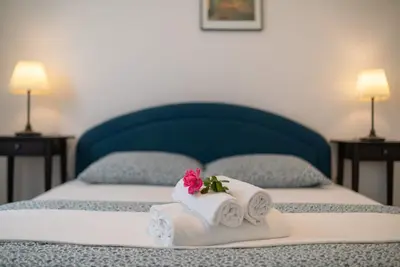 Image de Appartement de deux chambres avec la terrasse Njivice, Krk (A-17010-b)