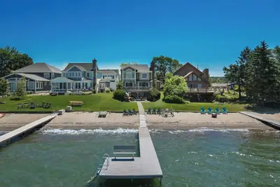 Image de Sur le lac de cristal, belle grande maison nouvellement meublée.