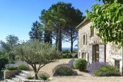 Image de Maison en pierre du 18ème siècle restaurée dans un grand jardin arboré avec vue à 360 degrés