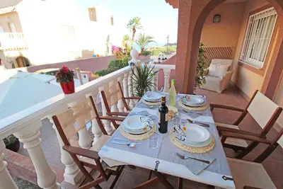 Image de Bungalow avec terrasse, piscine et vue mer