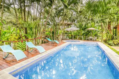 Image de Maison exotique et accueillante avec piscine privée, vue sur le jardin et entourée par la nature!