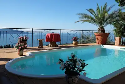 Image de Séjour de luxe sur 100m2 avec une vue magnifique sur le lac de Garde - paradis du golf et du motard