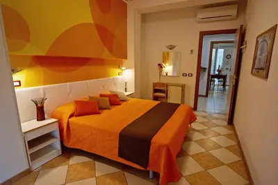 Image de Confortable appartement de trois pièces avec deux salles de bain dans Residence, dans le centre et sur la mer