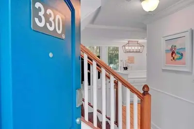 Image de Proche de la plage et de la piscine.