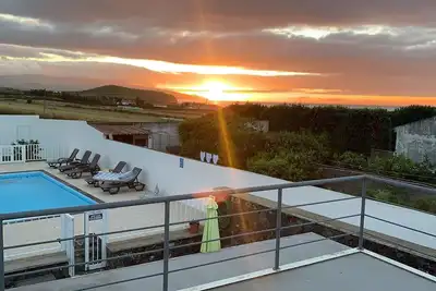 Image de Pôr do Sol est un hébergement situé à R. Grande, près de la plage de Santa Barbara