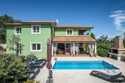 Image de Maison de vacances spacieuse / piscine / jacuzzi / aire de jeux / 6 + 2