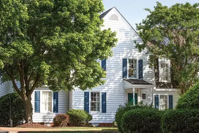 Image de Profitez de notre complexe de style colonial à Williamsburg avec parking gratuit, accès à la piscine, mini-golf et tennis