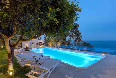 Image de Villa Vollard avec vue privée sur la mer et jacuzzi privé près de Heraklion