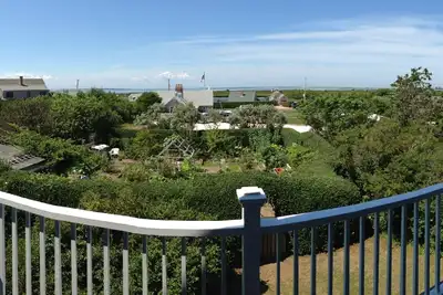 Image de Deux chambres de maître! Vues sur l'eau, meilleurs couchers de soleil sur l'île, marchez jusqu'à la plage, détendez-vous!
