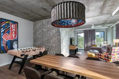 Image de Centre-Ville d'Austin avec piscine sur le toit et espace barbecue, foyer à feu, même un centre de fitness - Nous avons tout