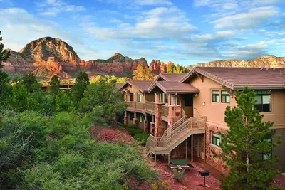 Image de Desert Resort idéal pour faire de la randonnée Cathedral Rock avec accès à la piscine extérieure et au bain à remous