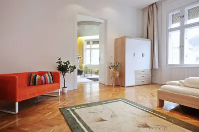 Image de Appartement unique et central dans une rue calme