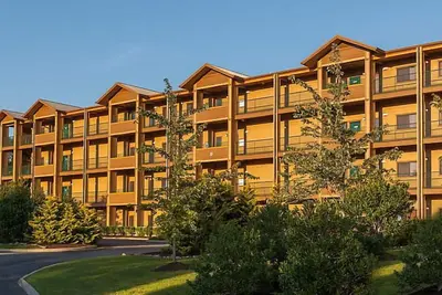 Image de Hôtel de campagne près du parc d'attractions de Gatlinburg avec piscines intérieure / extérieure chauffées, bains à remous et salles de jeux