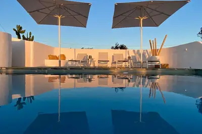 Image de Villa Fengari à la plage de Plaka · 3 Bdr · 2 salles de bain · Piscine privée · Bbq