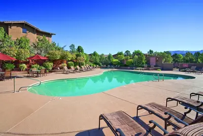 Image de Desert Resort idéal pour faire de la randonnée Cathedral Rock avec accès à la piscine extérieure et au bain à remous