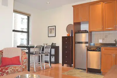 Image de Appartement 1br de luxe meublé avec terrasse et laveuse / sécheuse, à quelques pas de Central Park