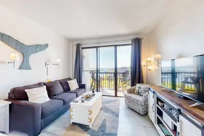Image de Condo studio confortable au bord de l'eau avec piscine partagée, accès au quai et à la plage!