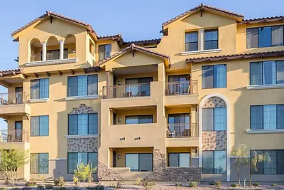 Image de Hôtel haut de gamme avec piscine extérieure chauffée avec toboggan et bar au bord de la piscine, court de tennis et salle de sport