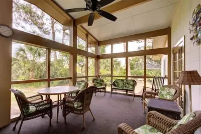 Image de Le chalet Doral est la troisième maison de la plage.