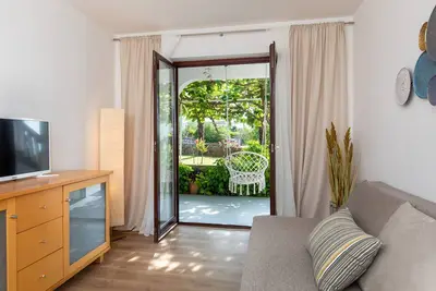 Image de Appartement de deux chambres avec la terrasse Njivice, Krk (A-17010-a)