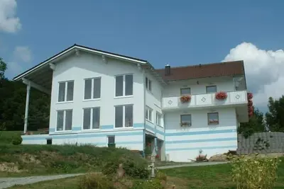 Image de Appartement (80 m²) avec grand balcon, service de pain et grand jardin