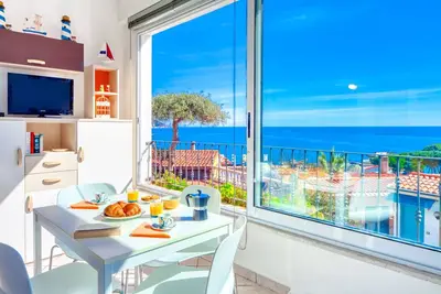 Image de Il Geranio Sant'Elmo - vue mer, pour 4, 5 minutes à pied de la plage, petit jardin