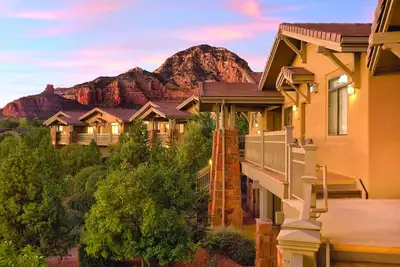 Image de Desert Resort idéal pour faire de la randonnée Cathedral Rock avec accès à la piscine extérieure et au bain à remous